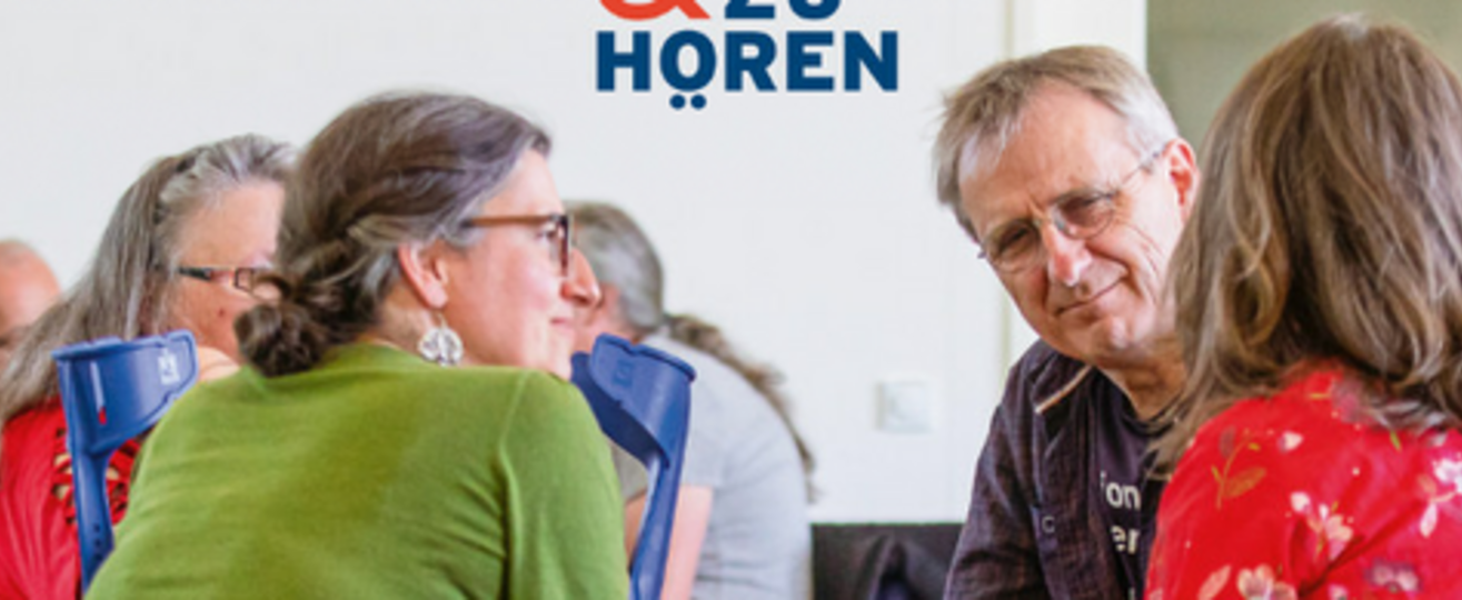 Vier Personen im Stuhlkreis diskutieren.